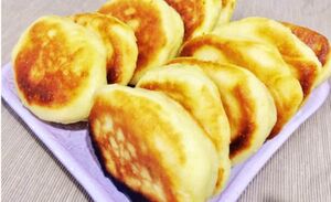 Пышные оладьи на кефире. Получаются особенно вкусными благодаря одному необычному действию с кефиром