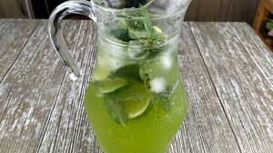 Домашний мохито получается намного вкуснее ресторанного и обходится гораздо дешевле. Готовится буквально за несколько минут