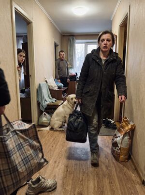 «Объясни, что происходит» — сказала Марина, включив кран чтобы заглушить разговор