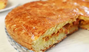 # Нежнейшее творожное тесто и много сочной капустной начинки: простой пирог, которым можно накормить всю семью 