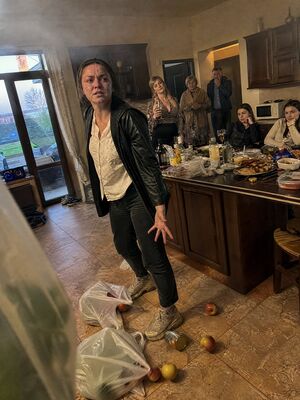 «Объясни, что тут происходит. И кто спит в моей спальне?» — её голос прозвенел слишком резко, Марина застыла в дверях