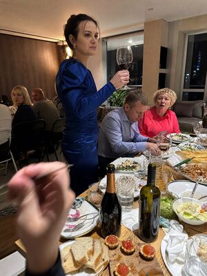 «Она вошла так уверенно, словно находилась у себя дома» — Ольга Викторовна с цепким взглядом оценивает новую квартиру и прячет зависть