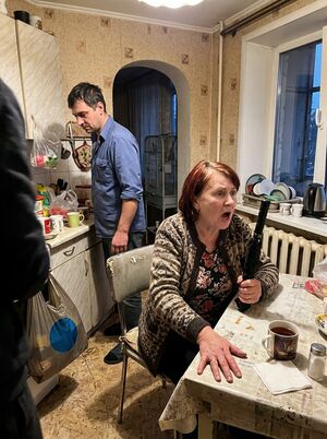 «Зарплату уже перечислили? Ну-ка показывай, сколько пришло!» — потребовала Тамара Викторовна, ввалившись в квартиру с зонт‑жезлом и видом ревизора семейного бюджета