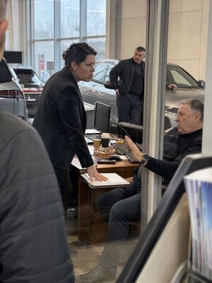«Корпоративные продажи — не женская история» — бросил Дмитрий Сергеевич с насмешкой, зал поддержал, а Анастасия ответила взглядом, полным решимости