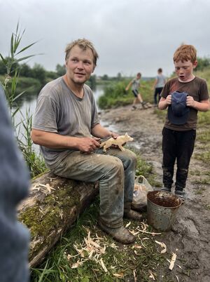 «Артёмка-дурак!» — мальчишки дразнили у реки, он лишь тихо улыбнулся и продолжил строгать
