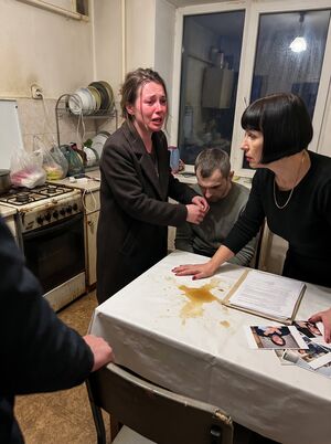 «А я тогда кто?» — спросила она так спокойно, что в кухне на несколько секунд наступила тишина