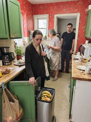 «В общем, решила к вам наведаться. Завтра буду» — я застыла с бананом в пальцах