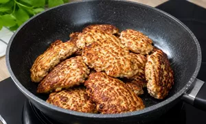 Сытная вкуснятина на сковороде без лишней возни: просто смешиваю кефир с фаршем и быстро готовлю 