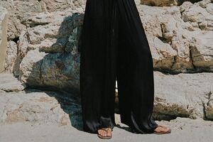 В TikTok массово жалуются на брюки Zara, которые называют «смертельными». 