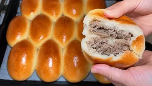 Невероятно мягкие пирожки: добавляю в мясную начинку луковое пюре и немного бульона — лёгкий рецепт сочной домашней вкуснятины