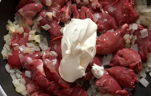 Нежнейшая куриная печень в сметанном соусе без обжаривания: готовится всего 20 минут и получается невероятно сочной