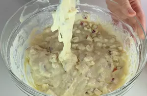 Пышные яблочные оладьи с сочными кусочками внутри — на сковороде вырастают, словно мягкие подушечки!