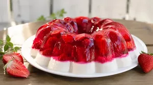 Нежный творожно-желейный торт с клубникой без выпечки: простой рецепт лёгкого летнего десерта