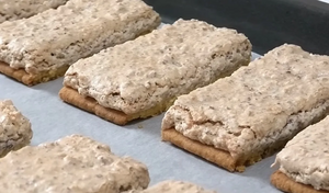 Легендарное пирожное «Краковское» — тот самый вкус советской кулинарии. Идеально смотрится на праздничном столе. 