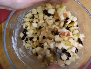 Вкуснее обычной шарлотки: просто смешиваю всё и отправляю на противень — быстрый «ленивый» яблочный пирог. 