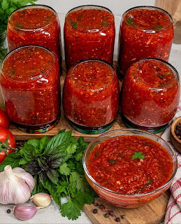 Соус получается насыщенным, густым и настолько ароматным, что стоит открыть баночку — и кухня сразу наполняется запахом лета. 