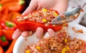 Больше не тушу в кастрюле: готовлю сочные фаршированные перцы по-новому — разрезаю пополам и запекаю в духовке
