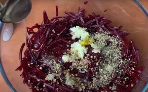 Салат из свёклы всего из одного главного ингредиента: готовится за 5 минут, а исчезает со стола за минуту 