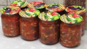 Открываю одну баночку — и вся семья сыта: невероятно вкусные баклажаны с фасолью на зиму. С таким сытным салатом даже мяса не хочется.