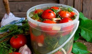 Маринованные помидоры без банок: простой рассол и рецепт, который передают из рук в руки 