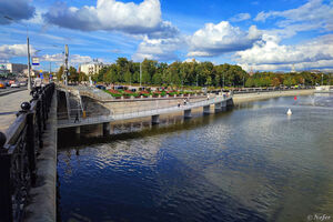 Пешеходный мост вдоль Водоотводного канала пока без названия