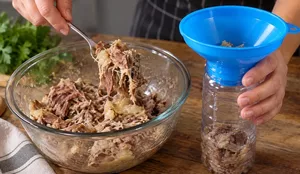 Кладу мясо в обычную бутылку — и получается настоящий деликатес. Домашняя колбаса из свиной рульки идеально подходит для вкусных бутербродов.