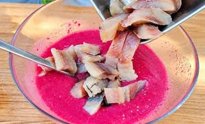 Вместо обычной селёдки с луком и уксусом: готовлю пикантную закуску «Ядрёный хрен» с горчицей всего за час