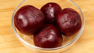 «Смели» за минуты! Новый салат из свёклы всего из 2 ингредиентов — а вкус как в ресторане!