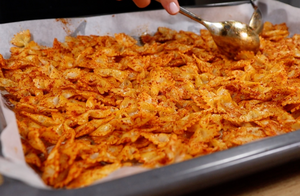 Популярный салат с запечёнными макаронами