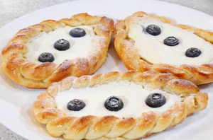 Ватрушки-лодочки с творогом и ягодным джемом: пышное тесто и плетёные бортики