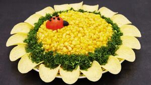 Салат «Подсолнух» — вкусное и эффектное блюдо, которое украсит любой праздничный стол. Он не только невероятно аппетитный, но и удивительно яркий и красивый!