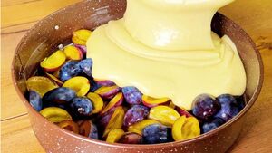 Вкусный, нежный и невероятно ароматный сливовый пирог: 5 минут на замес — и можно ставить в духовку