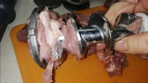 Теперь мясорубка не наматывает жилы на нож и быстро перемалывает любое мясо: простой полезный секрет
