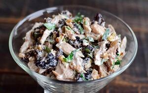 Невероятно вкусный салат из курицы с черносливом