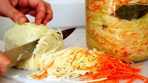 Квашеная капуста по моему проверенному рецепту: просто, хрустко и очень вкусно