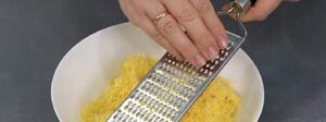 Просто разворачиваю крабовые палочки — и за 10 минут собираю яркий, вкусный и праздничный торт