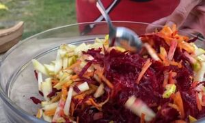 Салат из свёклы и яблока: ем его каждый вечер, а утром снова хочется.