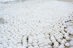 Загадка природы в Сибири: тысячи ледяных шаров на берегу реки