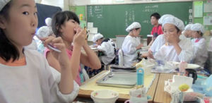 Как обедают дети в японской школе