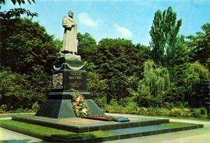 «Мы еще до них доберемся»: националисты грозятся разорить могилы Столыпина и Ватутина в Киеве