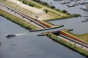 В Голландии построили водный мост, нарушающий все законы физики