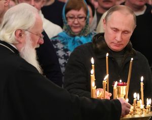 Путин принял участие в рождественской службе в Великом Новгороде