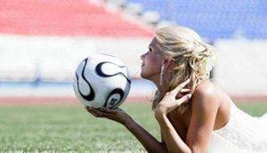 Это может случится с каждым: жена неожиданно приходит смотреть футбол