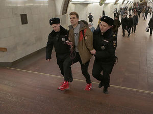 Московская полиция не позволила провести флешмоб «В метро без штанов»