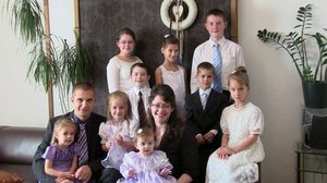 Немецкая семья с 10 детьми сбежала от полового просвещения в Россию