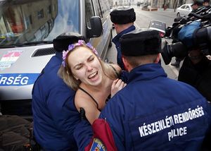 Le Monde: участница Femen заплатит за сломанного Путина