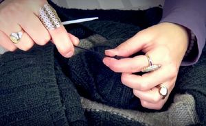Рукодельница виртуозно разрезала свой старый свитер… Я влюбилась в то, что она с ним сделала!
