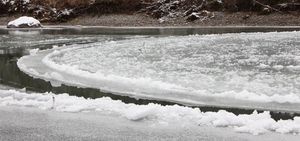 Аномальное явление: фотографы засняли вращающиеся ледяные круги на реках