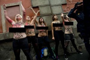 Еще одна активистка Femen опозорилась, схватив «патриархат за гениталии»