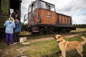 Ржавый одновагонный поезд, как символ надежды (24 фото)